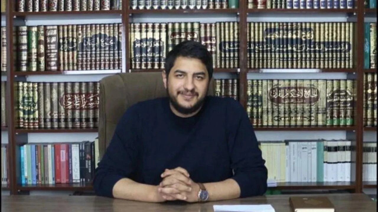 altay cem meric kimdir nerelidir kac yasinda ne is yapiyor hangi kitaplari yazdi Altay Cem Meriç Kimdir? Tıp Doktorluğundan İslam Felsefesine Uzanan Bir Yolculuk