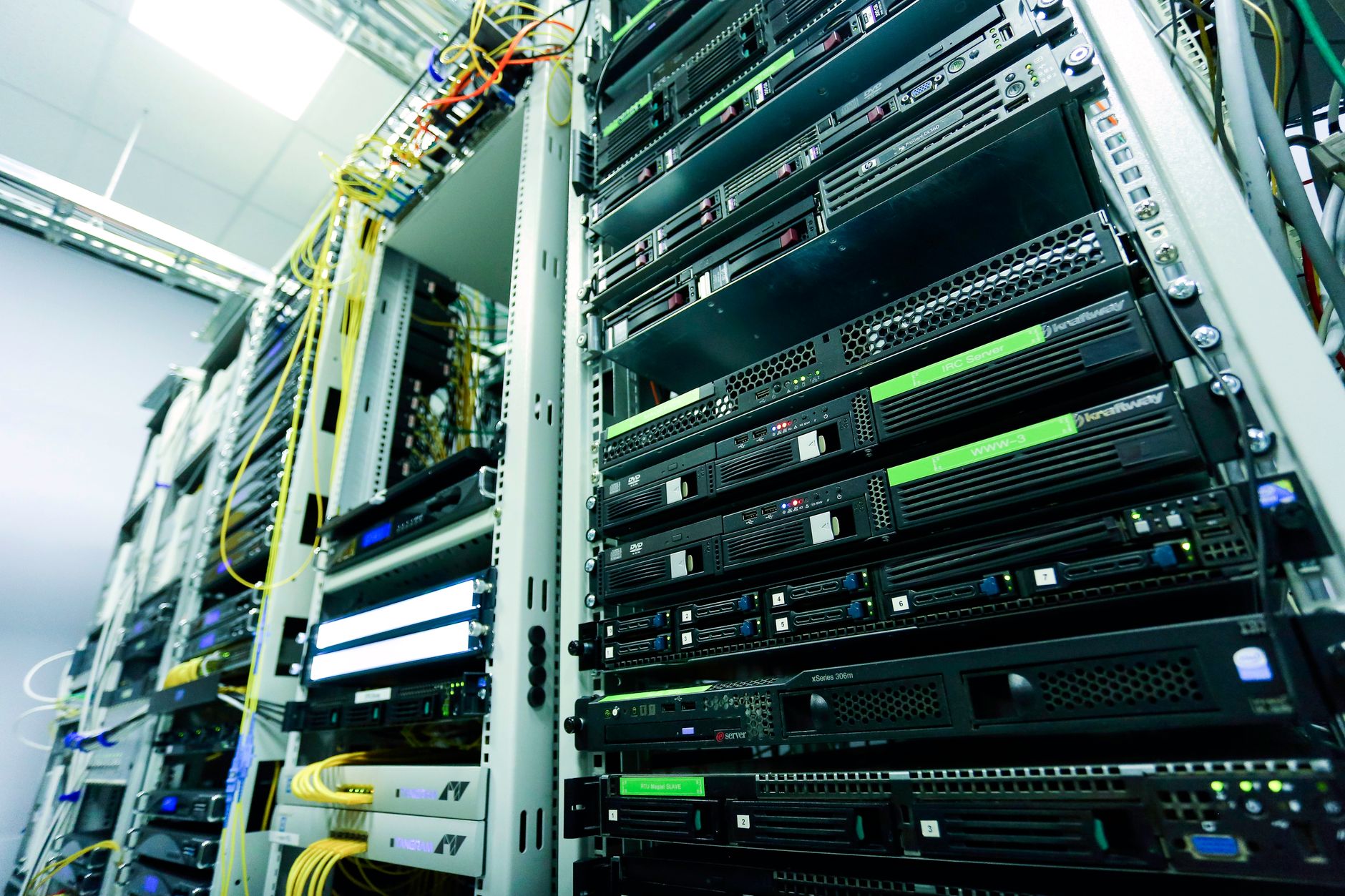 Sunucu Kurulumu: Fiziksel ve Bulut Seçenekleri 6 server room data center