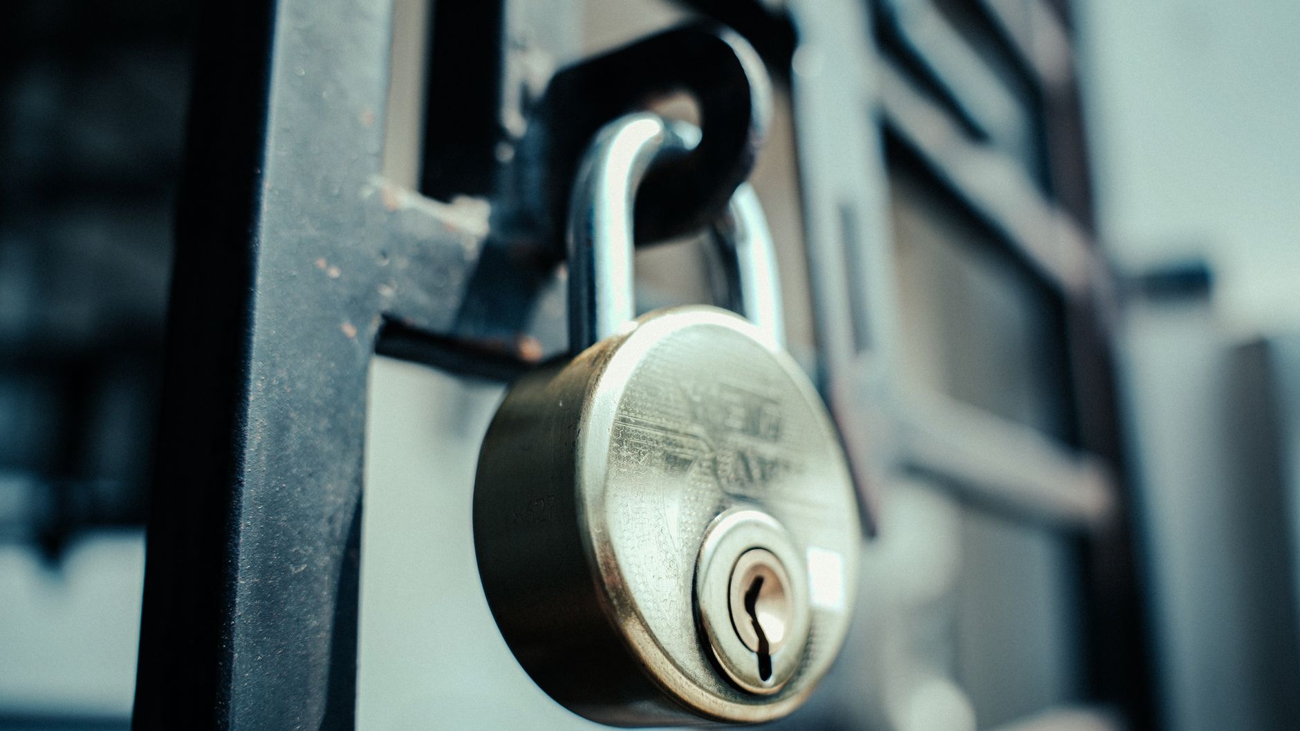Yalnız Yaşayanlar İçin Güvenlik Önlemleri 104 home security alone safety door